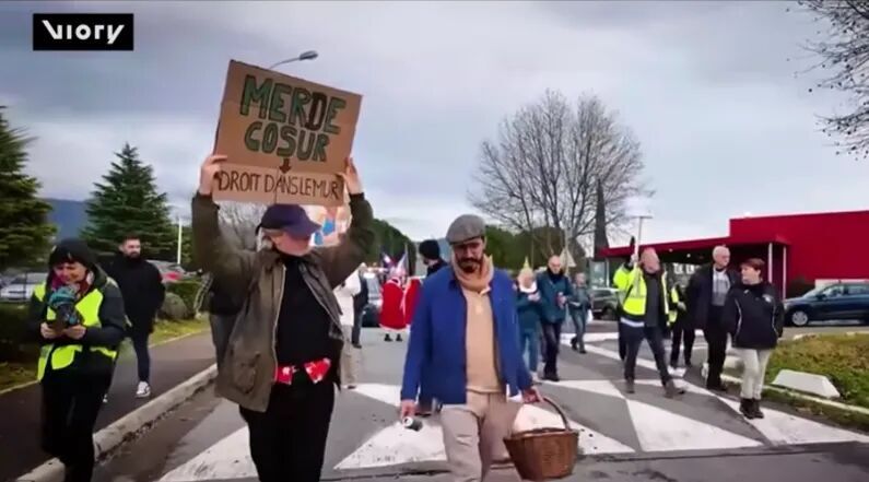 Click to enlarge france protestors mercusor agreement