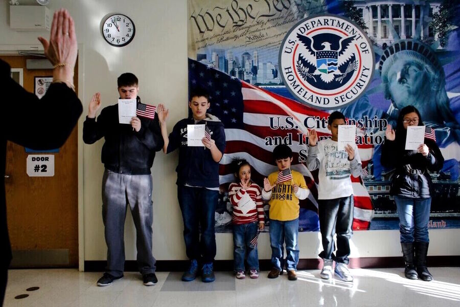 Click to enlarge new american citizens swearing in ceremony
