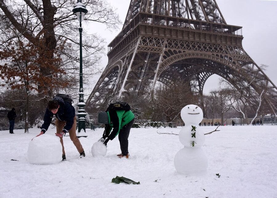 Click to enlarge france eiffel snow goretti
