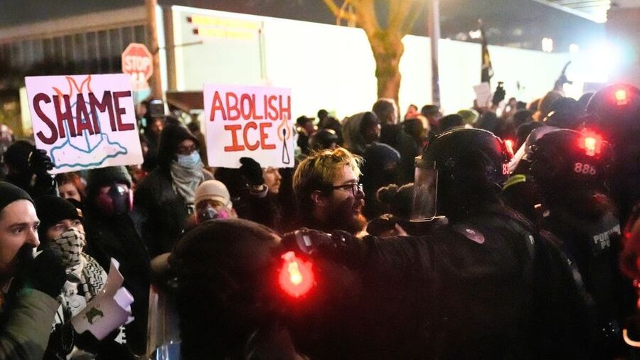 Click to enlarge ice protest border patrol portland