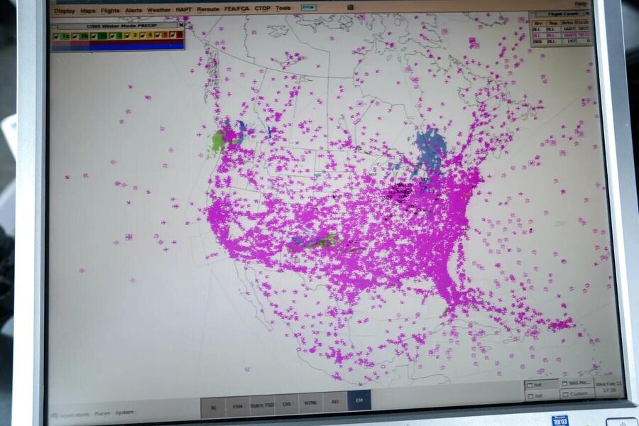 Click to enlarge real-time air traffic