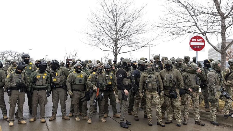 Click to enlarge federal agents guard Ice facility