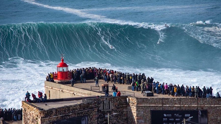 Click to enlarge giant ocean wave nazare tourists
