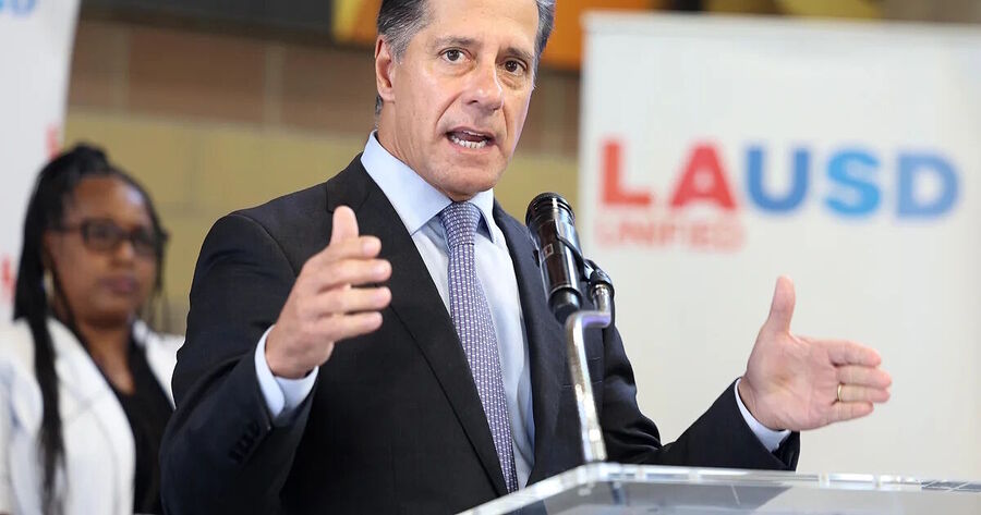 Click to enlarge Los Angeles Unified School District Superintendent Alberto Carvahlo