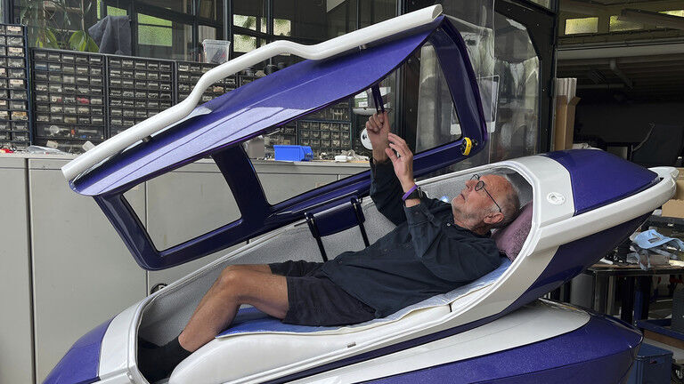 Philip Nitschke enters a 'suicide pod'