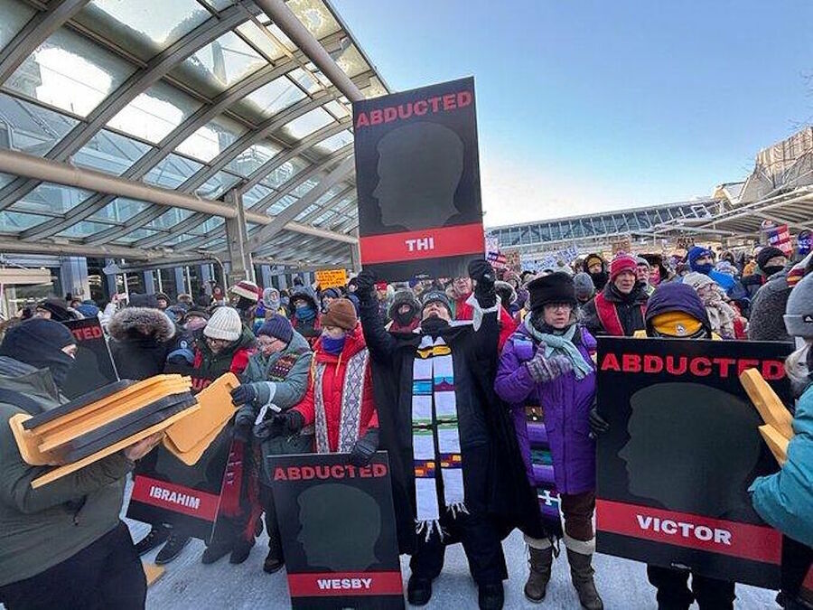 Click to enlarge pro immigration protest minniapolis airport