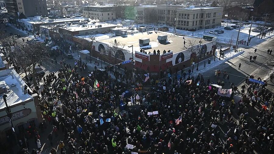 Click to enlarge crowd protest ice minneapolis alex pretti