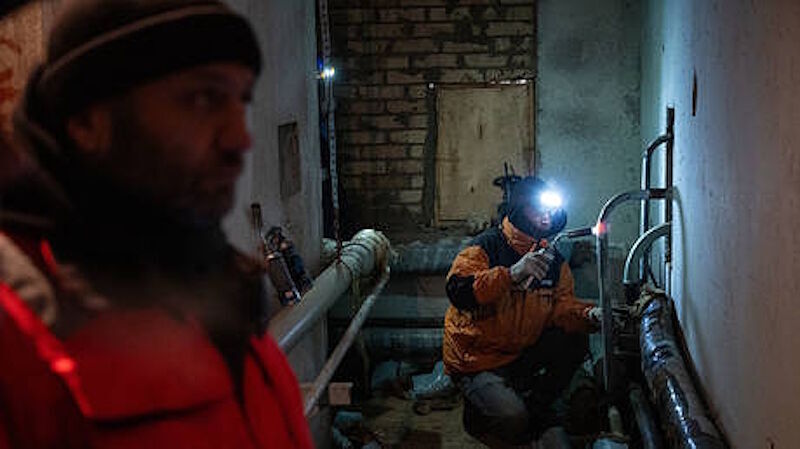 Click to enlarge kiev electrical maintence workers power outages war