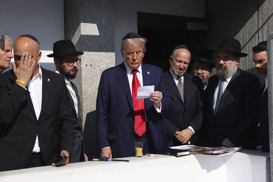 Click to enlarge lutnick trump chabad-luavitch
