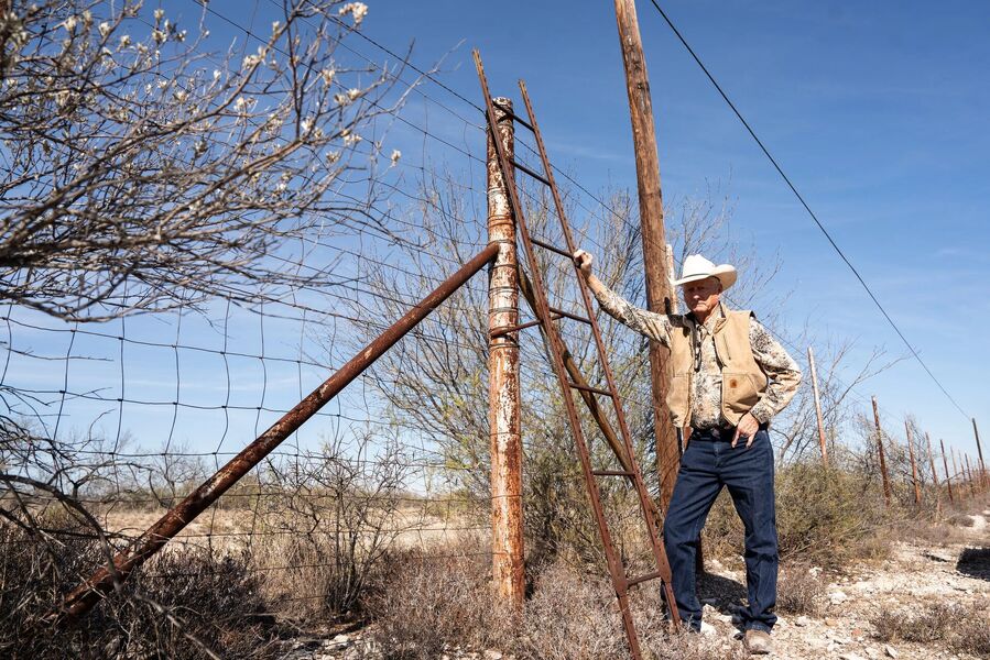 Click to enlarge illegal migrants fence holes texas border town