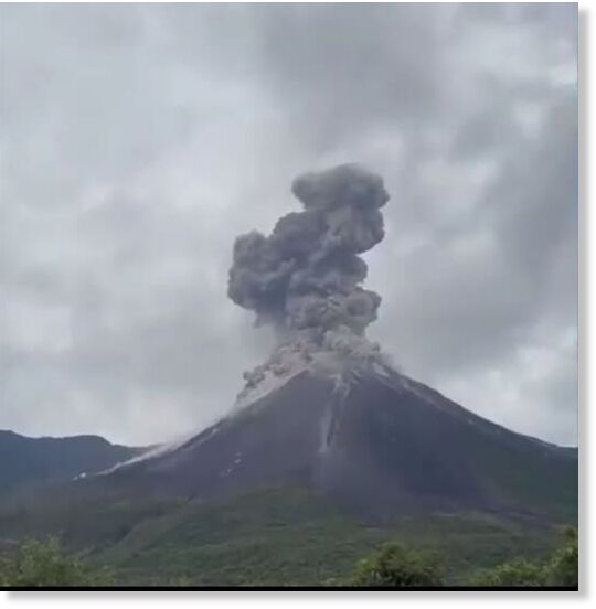 Huge eruption at Reventador Volcano in Ecuador