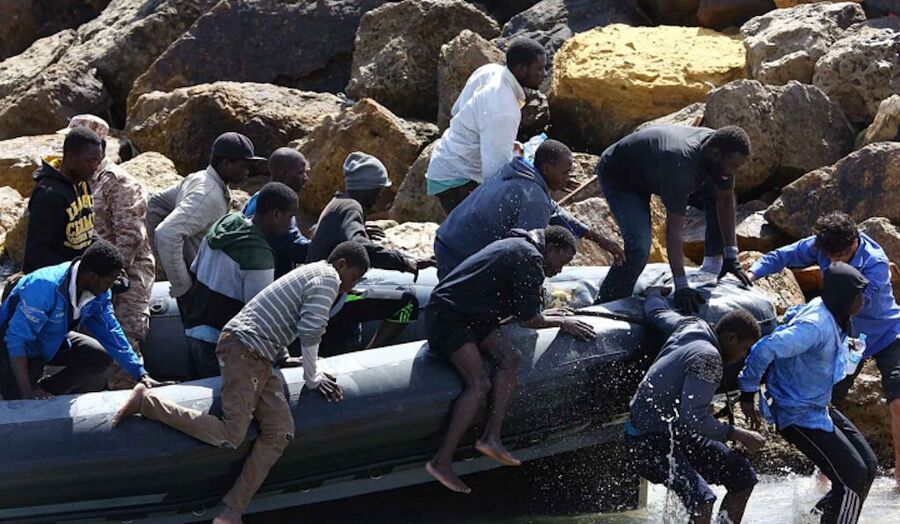 Click to enlarge migrants rubber boat land coast