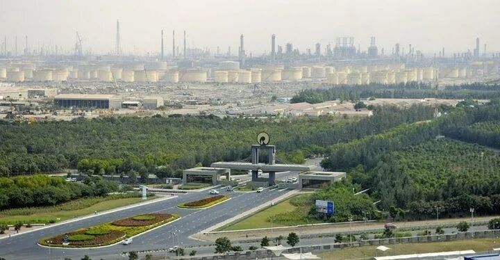 Click to enlarge Jamnagar Refinery, India - worldโs largest oil refinery