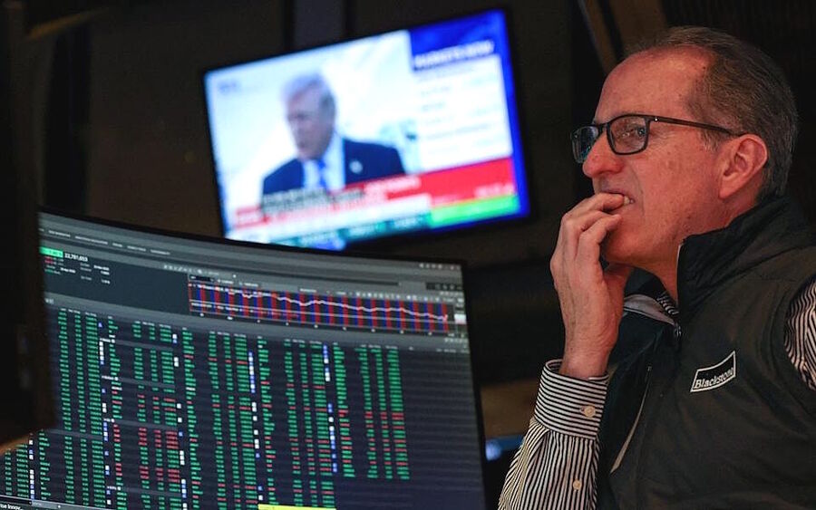 stock trader display trump oil prices announcement