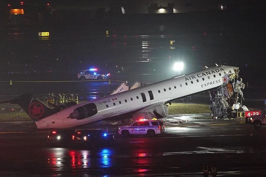 plane collide fire truck la guardia