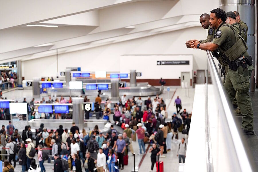 ice agents airports help long lines tsa unpaid