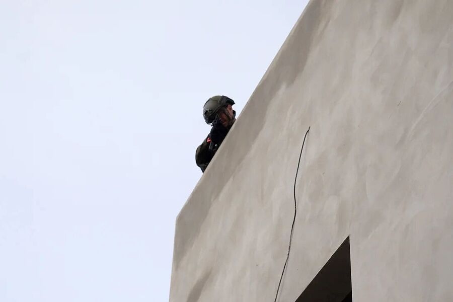 Click to enlarge idf point gun at cnn reporter