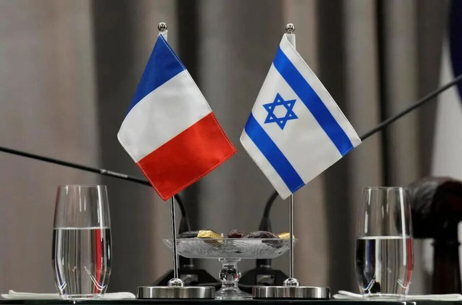 Click to enlarge France and Israel desk flags