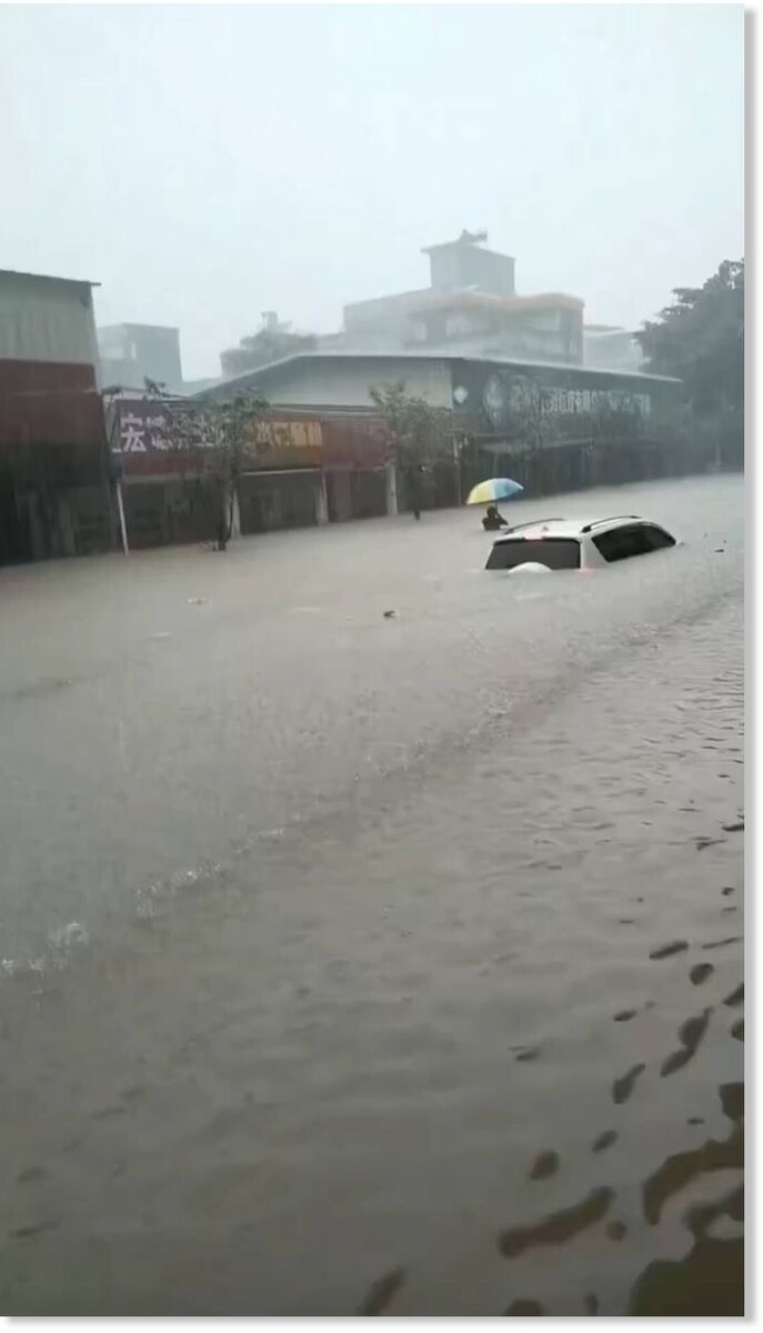 Click to enlarge Heavy flooding occurred yesterday in Chaozhou, Guangdong Province, #China, following a sudden rainstorm.