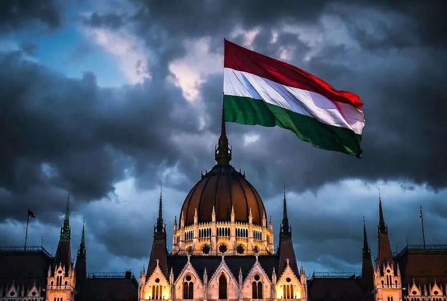 Click to enlarge hungary parliament building flag