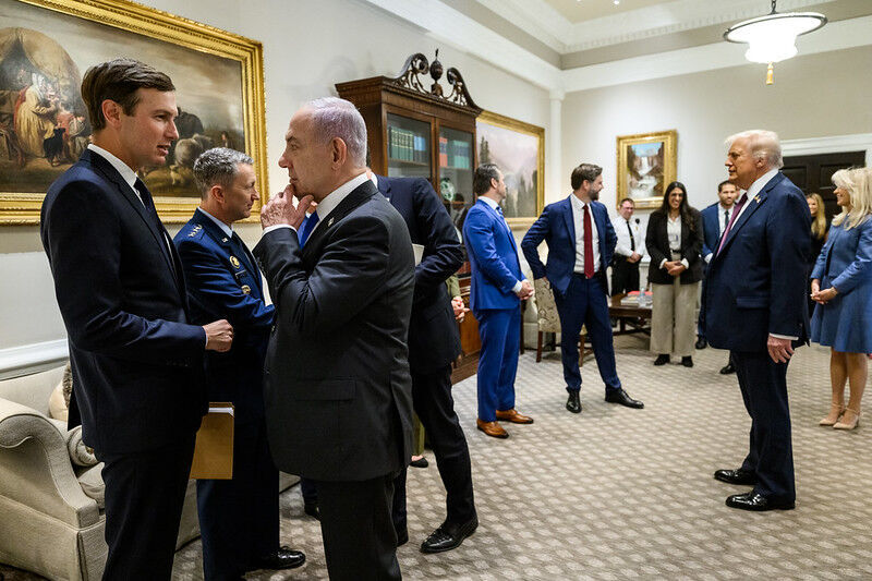 Click to enlarge Netanyahu speaks with Kushner