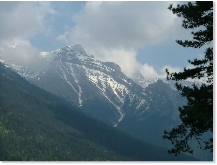 Click to enlarge Visuals from Mount Olympus capture the intensity of this weather system, showing heavy fog accumulation and fresh snowfall.