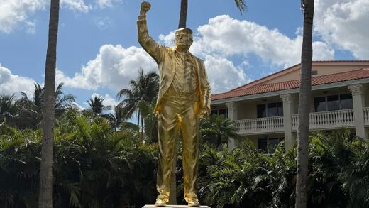 trump golden statue