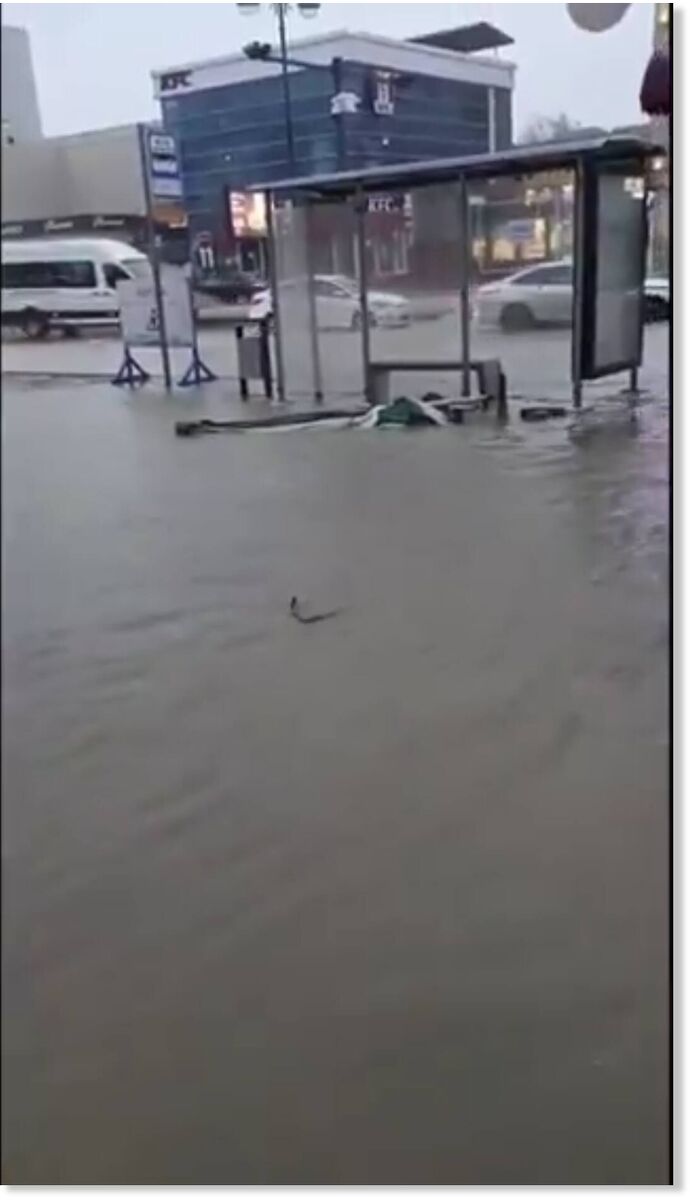 Severe flooding today after torrential rainfall in Baku, the capital of #Azerbaijan.
