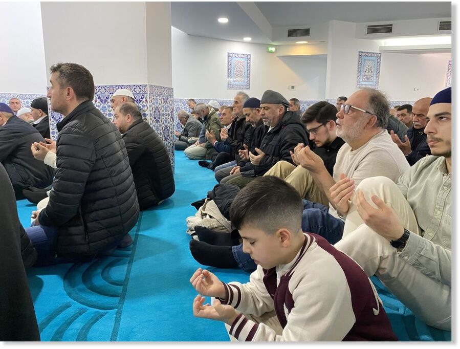 muslims praying