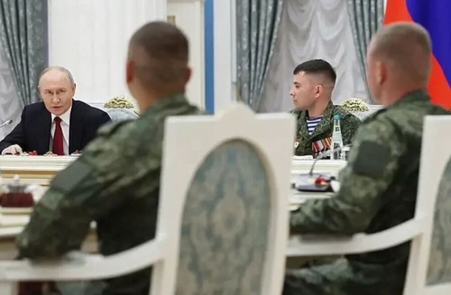 Click to enlarge putin meets russian military