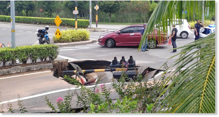 Click to enlarge A sinkhole opened up on a Malacca road after fibre optics drilling works caused an underground water pipe to rupture on Wednesday (June 17) morning.