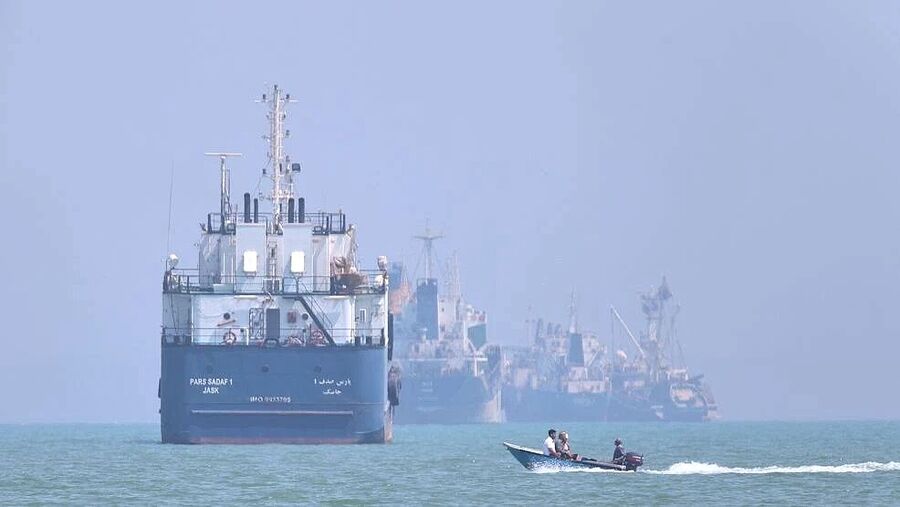 Click to enlarge oil tanker stranded hormuz closed