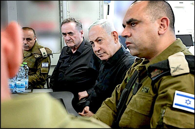 Click to enlarge Netanyahu and army personnel