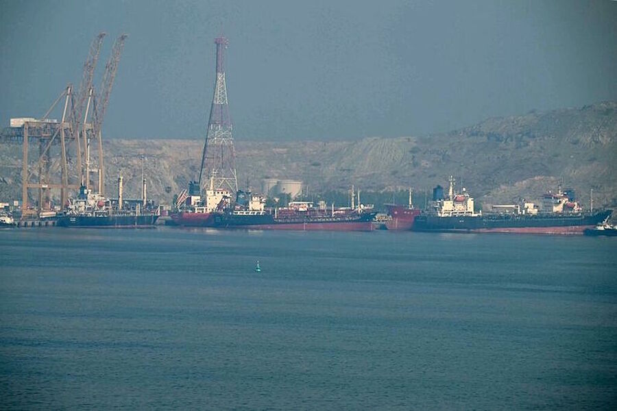 Click to enlarge oil tankers stuck strait of hormuz