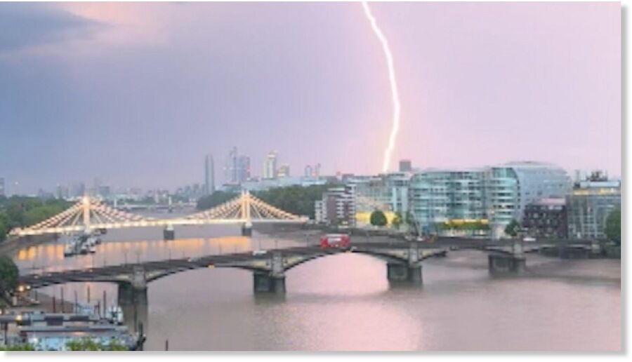 Click to enlarge Lightning storm illuminates skies over London