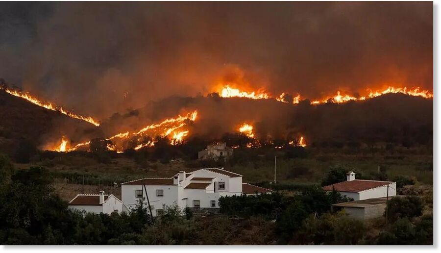 Click to enlarge Wildfire as it creeps towards residential buildings near the municipality of El Pocico