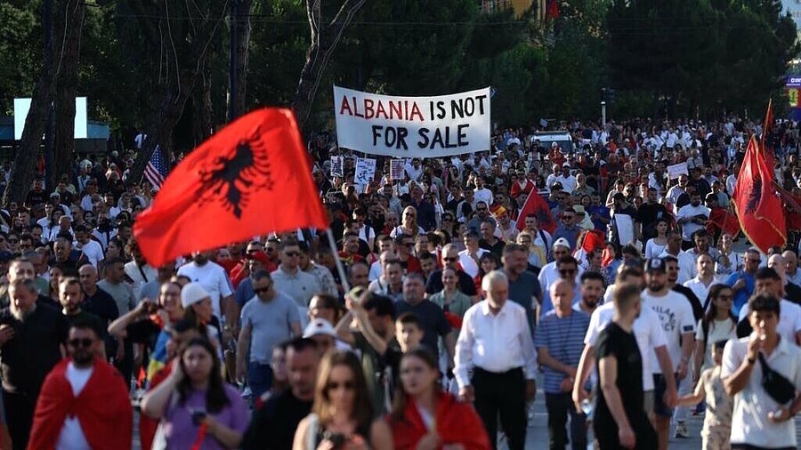 Click to enlarge protest albania kushner island sazan resort