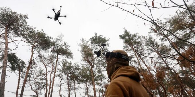 Click to enlarge ukraine soldier fpv drone