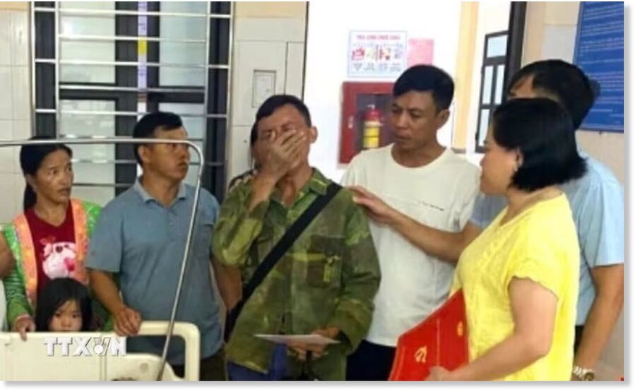 Officials from Muong Nhe Commune offer condolences to the family on July 22.