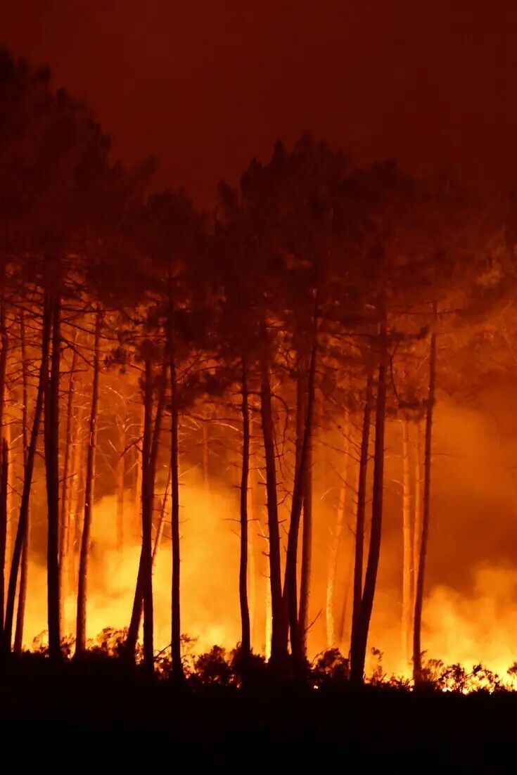 Click to enlarge Hundreds of Thousands Flee as Fires Rage in Spain and France
