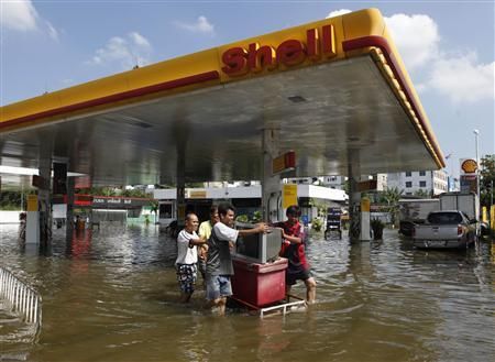 flooded petrol station at Bang Phlat
