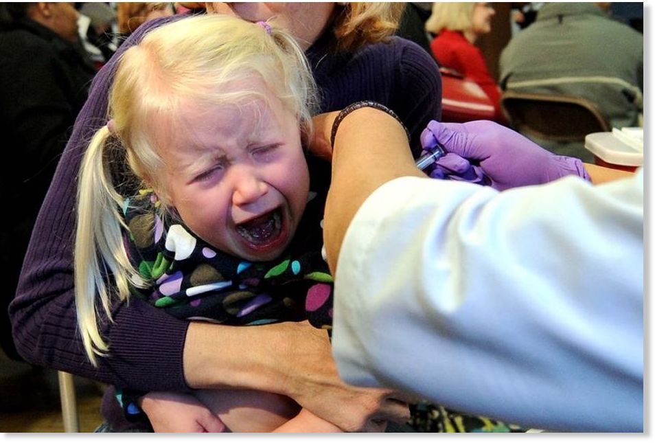Прививки дети плачут. Ребенок плачет. Ребёнок плачет на прививке.