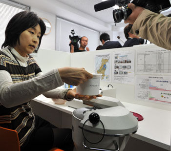 Click to enlarge food sample in a radiation detector