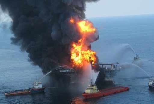 Deepwater Horizon on fire