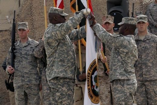 US soldiers @ Iraq changing flag