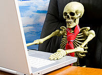 skeleton @ laptop