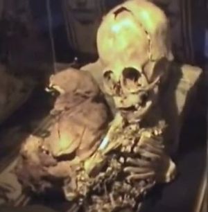 Giant head mummy peru