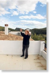 Woman describing ufo