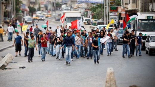 Click to enlarge Palestinian protesters