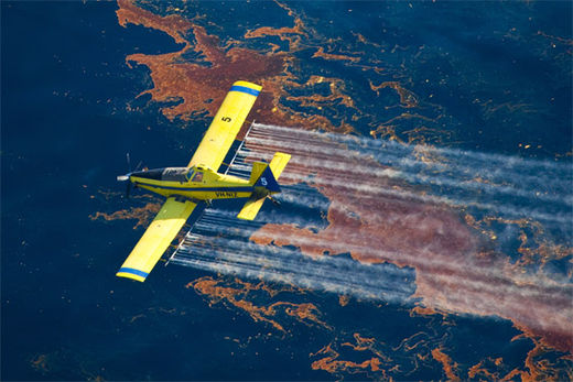Click to enlarge plane spraying corexit